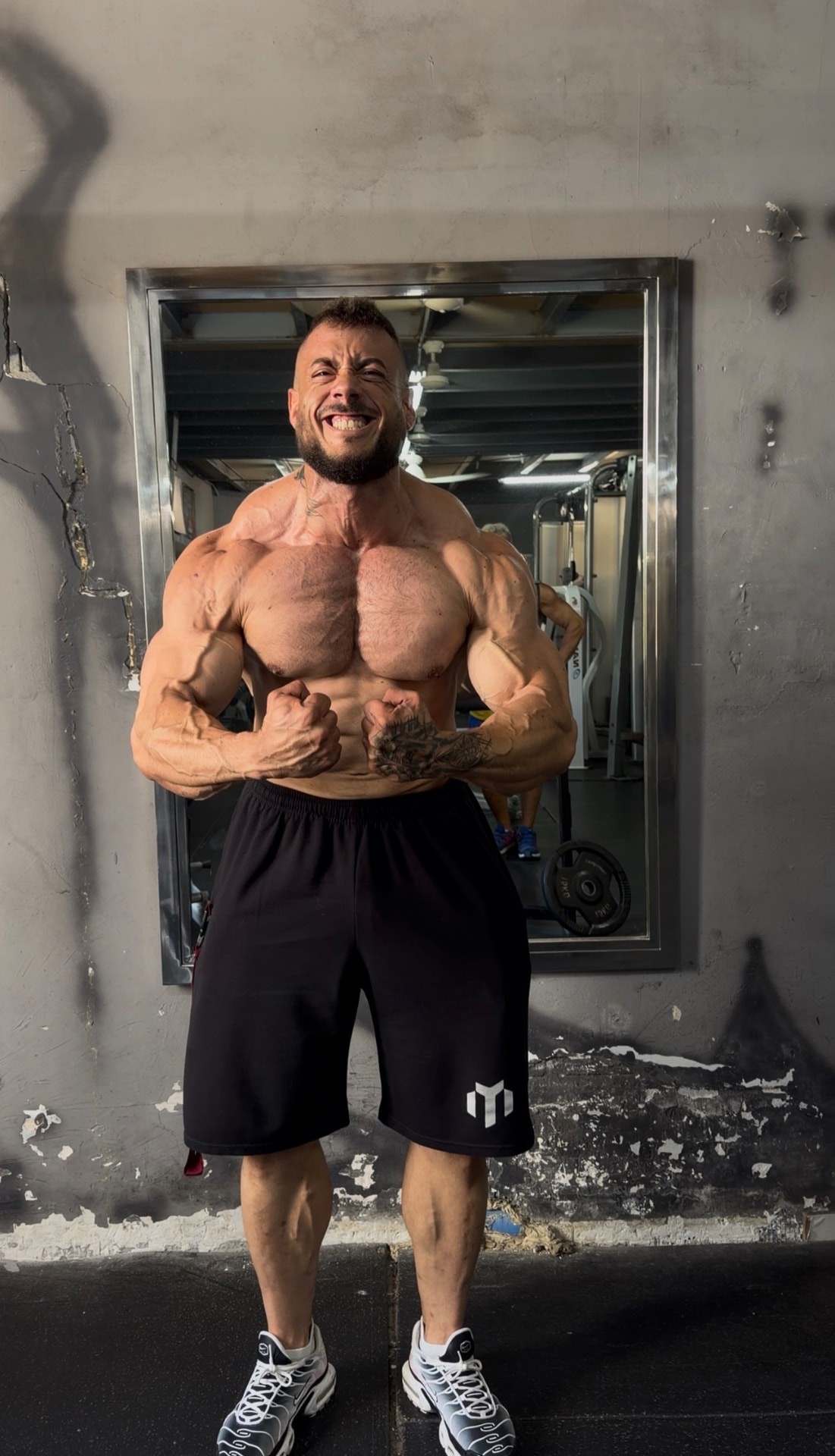 Juanjito Carreño posando en el gimnasio