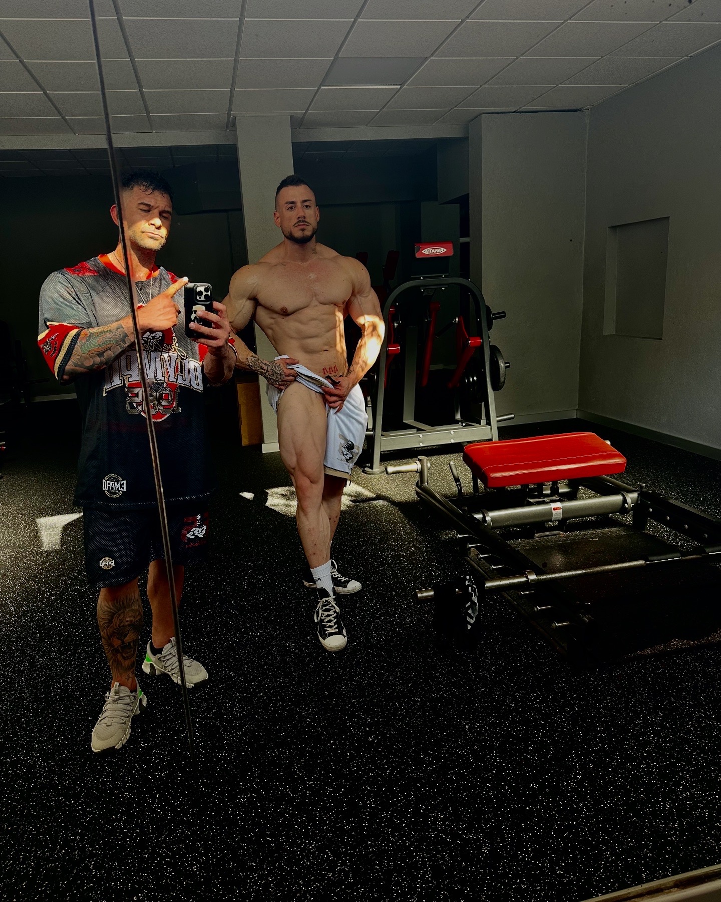 Entrenando acompañado en el gimnasio