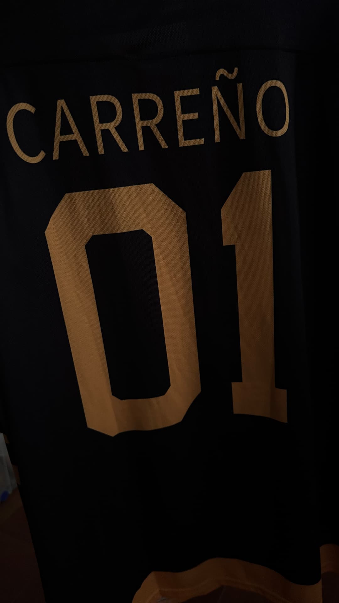 Camiseta dorada con el nombre Carreño 01